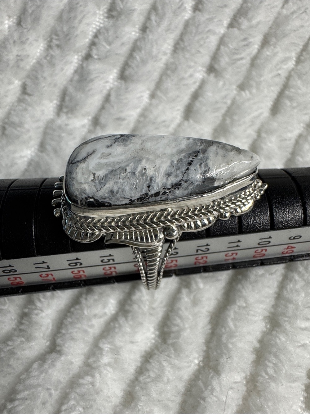 Ring Natural White Buffalo Size 7 (11.00 ctw) 925